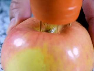 6、节日气氛浓厚的西兰花圣诞树,胡萝卜去头尾,底部插入牙签,再插到半个苹果上固定