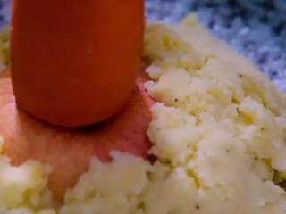 7、节日气氛浓厚的西兰花圣诞树,周边用土豆泥铺成底座