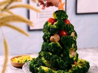 8、节日气氛浓厚的西兰花圣诞树,摆上西兰花,用牙签插上肉丸和小番茄