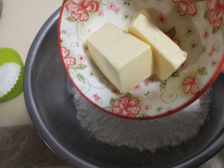 2、菠萝派,低粉加入室温软化的黄油