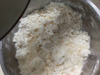 4、菠萝派,抓成淡黄色面絮,加入清水