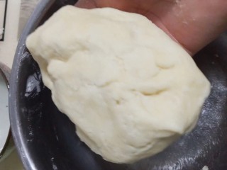 5、菠萝派,和成光滑的面团