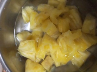 8、菠萝派,用盐水泡十分钟,控水
