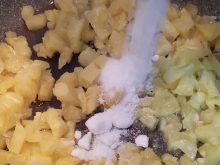 11、菠萝派,加入糖炒软