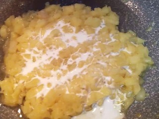 12、菠萝派,玉米淀粉加水调匀。倒入菠萝馅中。收浓汤汁。关火