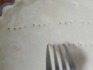 16、菠萝派,去掉多余的边。用叉子扎洞