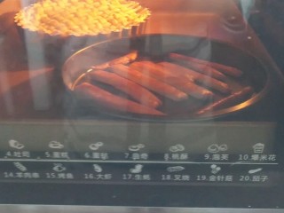 23、菠萝派,转175度再烤15分钟。多余的边角可以直接烤成手指饼干