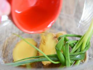 3、又到莲藕季，香煎藕饼才是王道！喷香四溢，简单易学好上手！,碗中放入葱姜、倒入15g料酒