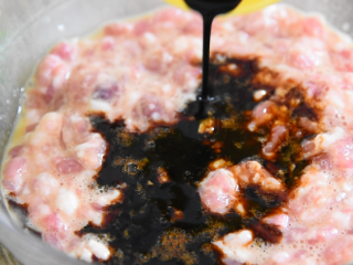 6、又到莲藕季，香煎藕饼才是王道！喷香四溢，简单易学好上手！,淋入15g生抽、5g老抽、1g盐，再倒入切好的藕丁，拌匀