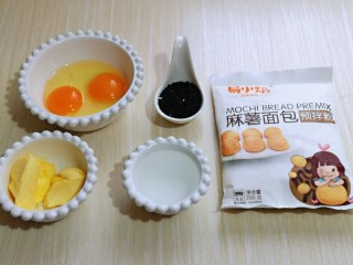 1、黑芝麻麻薯面包,准备食材。