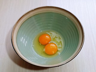 2、黑芝麻麻薯面包,首先将鸡蛋放大口器具中,并称重,我用的草鸡蛋,比较小,两个刚好80g。