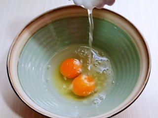 3、黑芝麻麻薯面包,加入纯净水。(凉水)