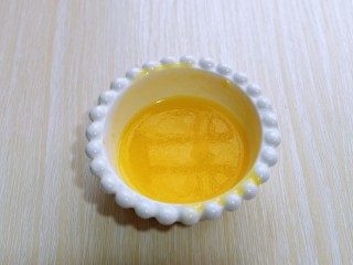 4、黑芝麻麻薯面包,黄油隔水融化晾凉备用。