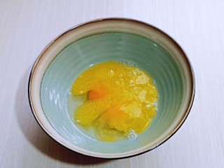 5、黑芝麻麻薯面包,待晾凉的黄油倒入蛋液中。