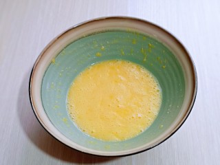 6、黑芝麻麻薯面包,用手动打蛋器打至出现小细泡泡。