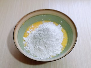 7、黑芝麻麻薯面包,加入麻薯预拌粉。