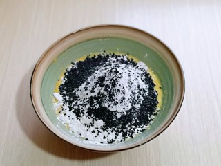 8、黑芝麻麻薯面包,再加入黑芝麻。