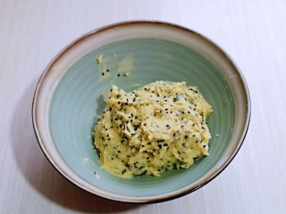 9、黑芝麻麻薯面包,用硅胶铲拌均匀,至无干粉。