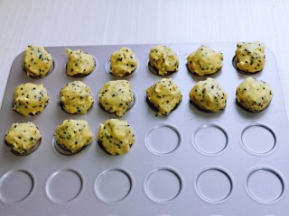 11、黑芝麻麻薯面包,将麻薯糊挤入烤盘中,这个量做了15个。(大小可以根据个人喜欢)