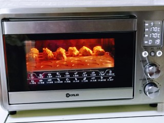 12、黑芝麻麻薯面包,上下换170°烤20分钟。(烤箱温度及时间仅供参考)