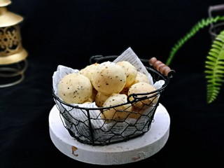 13、黑芝麻麻薯面包,香喷喷的黑芝麻麻薯出炉啦!首次尝试,还不错哈~