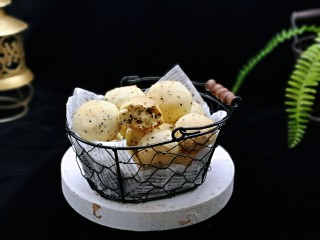 14、黑芝麻麻薯面包,迫不及待吃一个,太好吃了。