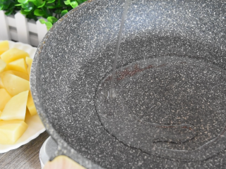 5、土豆这样做,吃起来口感丰富,外脆里嫩!,锅中倒入少许油