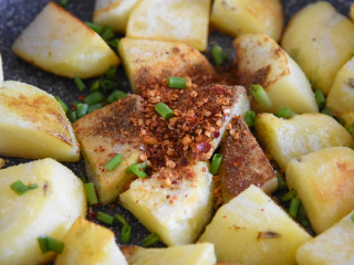 10、土豆这样做,吃起来口感丰富,外脆里嫩!,撒入5g五香粉、5g辣椒粉、1.5g盐、5g香油、葱花,拌匀