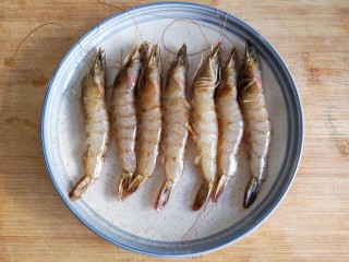 2、千丝万缕虾,虾洗净。