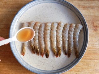 4、千丝万缕虾,在剥好的虾肉上撒适量的盐和料酒抓拌均匀，腌制10分钟入味。