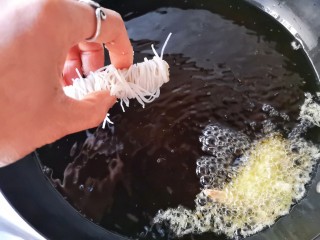 8、千丝万缕虾,锅中宽油，烧至5成热后，将虾下油锅。（用筷子下油锅，筷子边上开始冒小泡泡的状态）