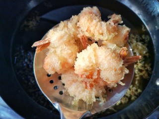 10、千丝万缕虾,然后再下锅复炸15秒即可。