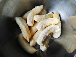 1、香蕉马芬,将香蕉去皮