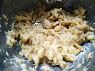 2、香蕉马芬,将香蕉压碎