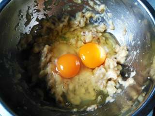 3、香蕉马芬,加入白糖和鸡蛋