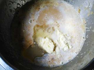 5、香蕉马芬,加入奶粉、水和玉米油