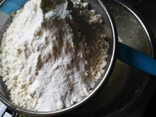 7、香蕉马芬,筛入低筋粉和泡打粉