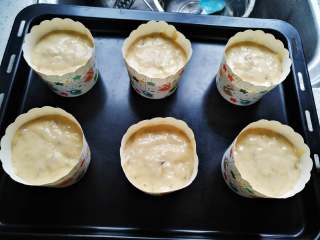 9、香蕉马芬,将面糊装入大号纸杯