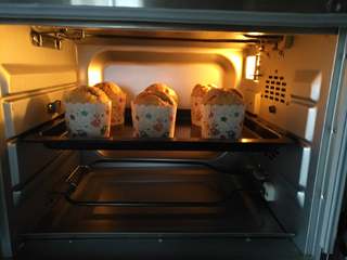 11、香蕉马芬,放入预热好的烤箱中层上下火14度35分钟