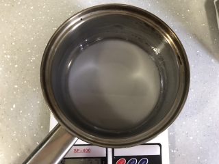 2、意式抹茶马卡龙,称量好糖和水，开小火煮