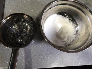 5、意式抹茶马卡龙,将糖浆缓慢多次加入蛋白霜，期间打蛋器开高速打发，糖浆倒完后转中速，继续打发至手摸打蛋盆感觉温度不烫手但比手温高的程度。蛋白霜低于40度就不可以再继续打了。