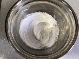 6、意式抹茶马卡龙,加入糖浆后的蛋白霜非常坚挺有光泽