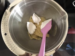 7、意式抹茶马卡龙,蛋白霜分三次加入第1步的混合物（TPT）中，每一次都混合均匀再加入下一次。前两次用压拌的手法，最后一次用翻拌的手法。