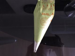 12、意式抹茶马卡龙,饼身放凉期间准备夹馅。抹茶粉用水冲化，软化好的芝士和黄油加入糖粉拌匀后加入糊化好的抹茶，用电动打蛋器低速打发至顺滑，装入裱花袋。