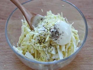 4、沼夫三明治,在卷心菜中加入沙拉酱、黑胡椒碎和盐