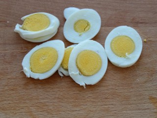 6、沼夫三明治,水煮蛋切成薄片