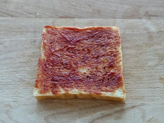 7、沼夫三明治,在没有火腿芝士的土司上涂满番茄酱