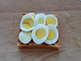 8、沼夫三明治,放上鸡蛋