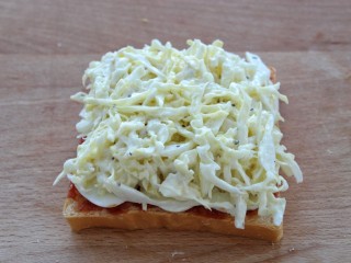 9、沼夫三明治,再把拌好的卷心菜沙拉铺到鸡蛋上