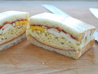 12、沼夫三明治,从中间一分为二即可